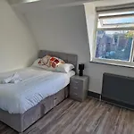Modern Double Ensuite Rooms Close To City Centre And Lfc