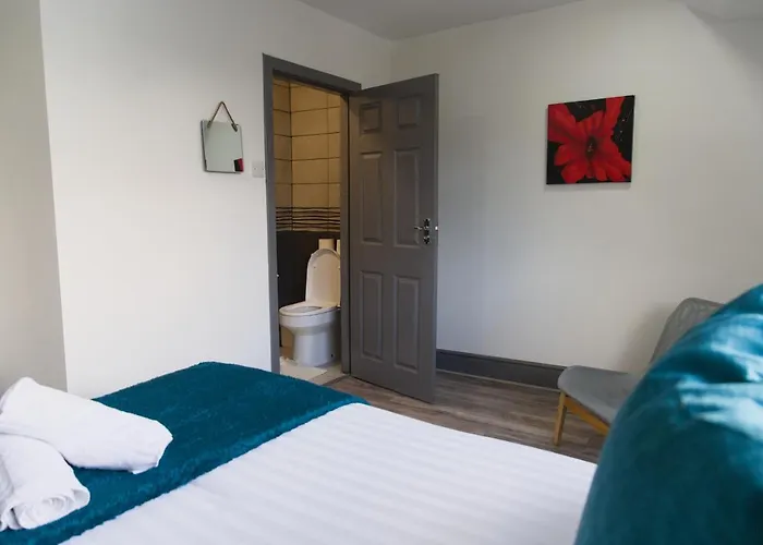 Modern Double Ensuite Rooms Close To City Centre And Lfc