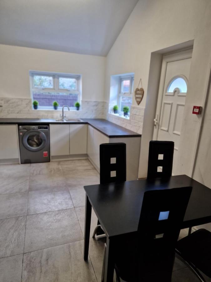 Modern Double Ensuite Close To Centre And Lfc